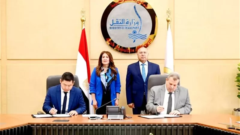 وزير النقل وسفيرة أمريكا يشهدان توقيع 3 عقود لدعم الأسطول الحالي من الجرارات