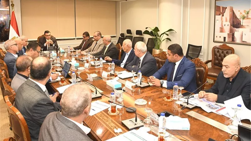 وزير الإسكان يتابع الأعمال الجارية بـ كمبوند مزارين