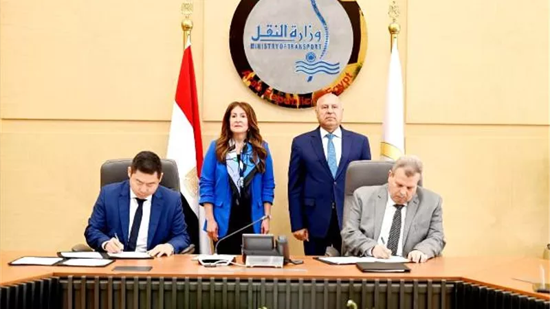 السكة الحديد توقع 3عقود بـ235مليون دولارلتحديث وتوريد قطع غيارالجرارات