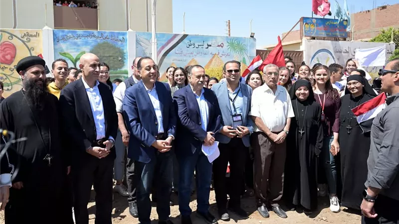 مدبولي يتوقف لتحية معلمي وطلاب مدرسة 
