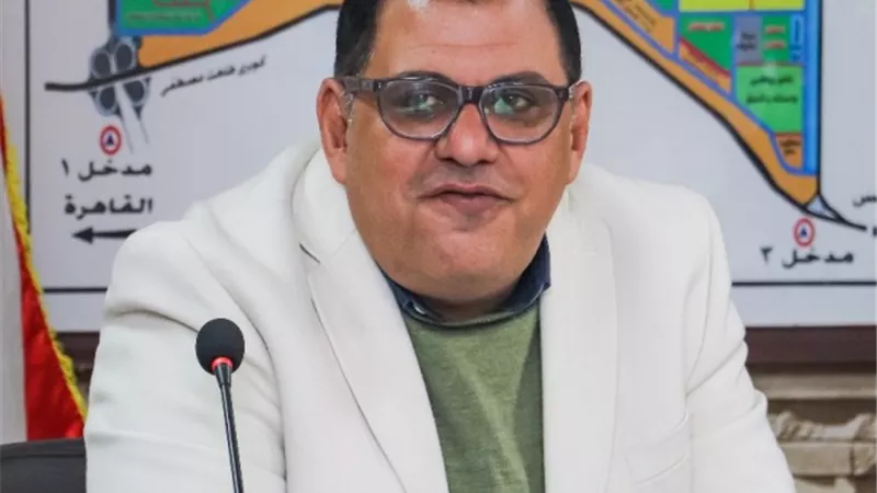 رئيس جهاز الشروق يعلن عن أهم أعمال الطرق ورفع الكفاءة بالمدينة.. صور