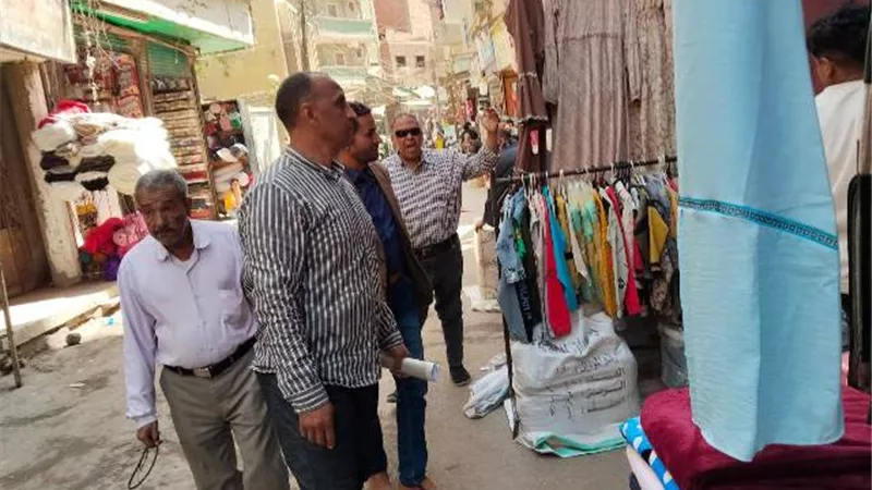 حملات مكثفة لرفع الاشغالات ومتابعة رخص المحال العامة بمراكز المنيا