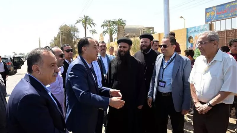 رئيس الوزراء يتوقف بالركاب أثناء توجهه لتفقد مستشفى منفلوط المركزي