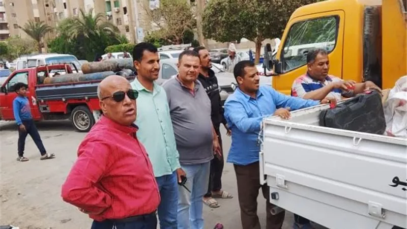 جهاز 15 مايو يشن حملة مكبرة على التكاتك والإشغالات فى المدينة.. صور