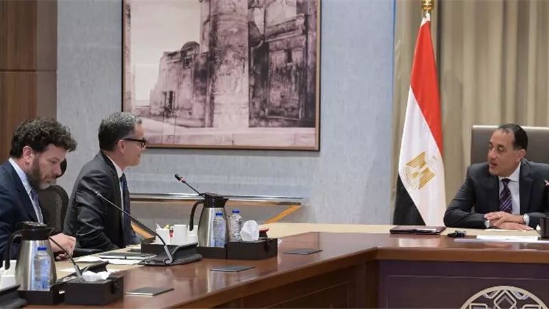 رئيس الوزراء يلتقي رئيس متاجر 