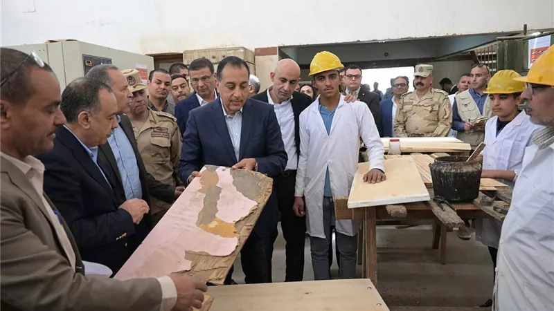 رئيس الوزراء يتفقد مدرسة أسيوط الثانوية الزخرفية