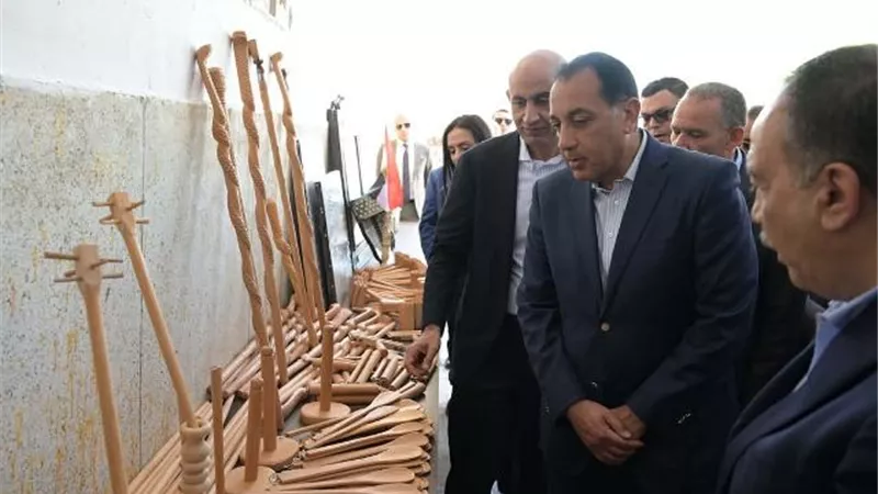 مدبولي يتفقد مدرسة أسيوط الزخرفية ومعرض منتجات التعليم الفني