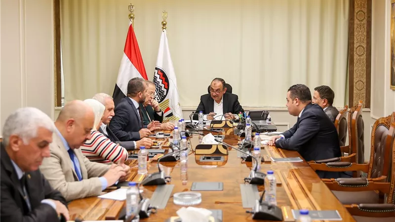 وزير قطاع الأعمال يلتقي وفدًا من اتحاد المستثمرين لبحث التعاون المشترك