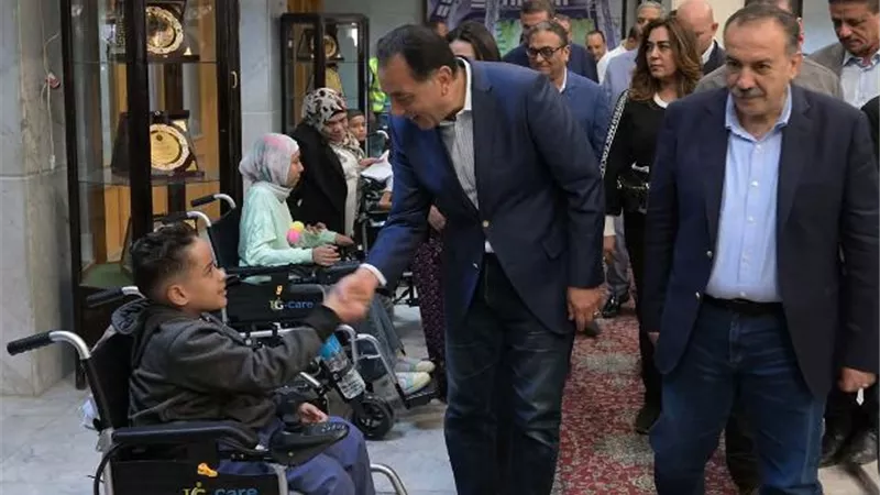 مدبولي يسلم 22 من ذوي الهمم كراسي متحركة كهربائية بأسيوط