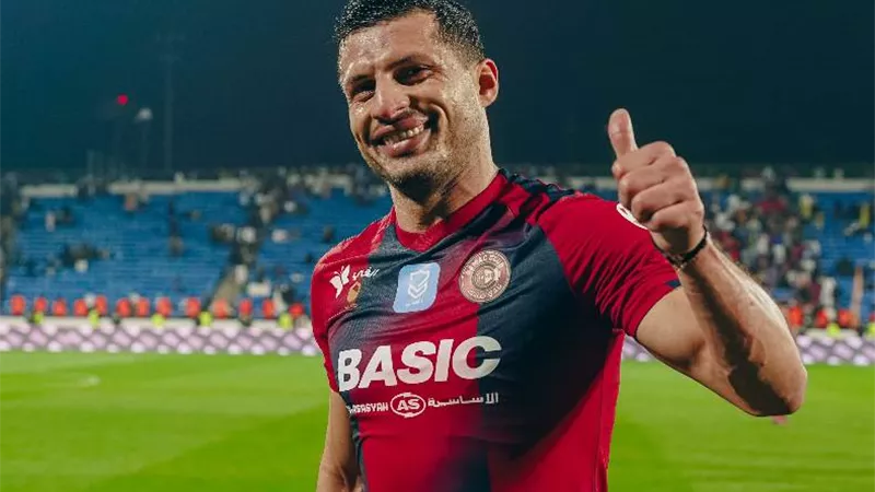 طارق حامد على دكة بدلاء ضمك أمام الوحدة فى الدوري السعودي