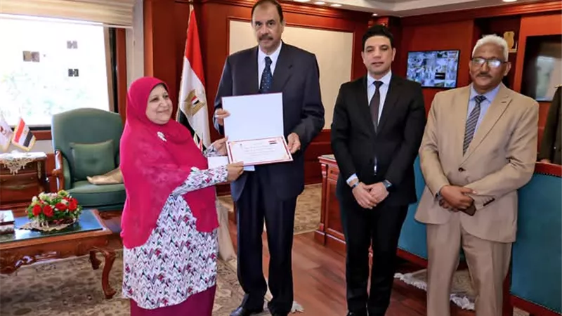 محافظ سوهاج يكرم الفائزة بلقب الأم المثالية على مستوى المحافظة