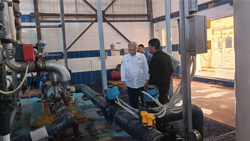 رئيس شركة مياه مطروح في جولة تفقدية لمحطات تحلية مياه البحر