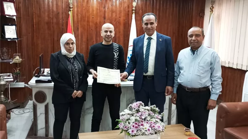 مدير الصحة وممثلة الوزارة يكرمان مكتب الاعلام بالشرقية