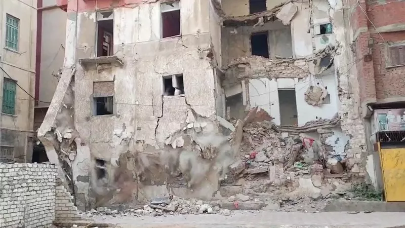 هدم عقار ايل للسقوط بالحجارى بنطاق حى الجمرك