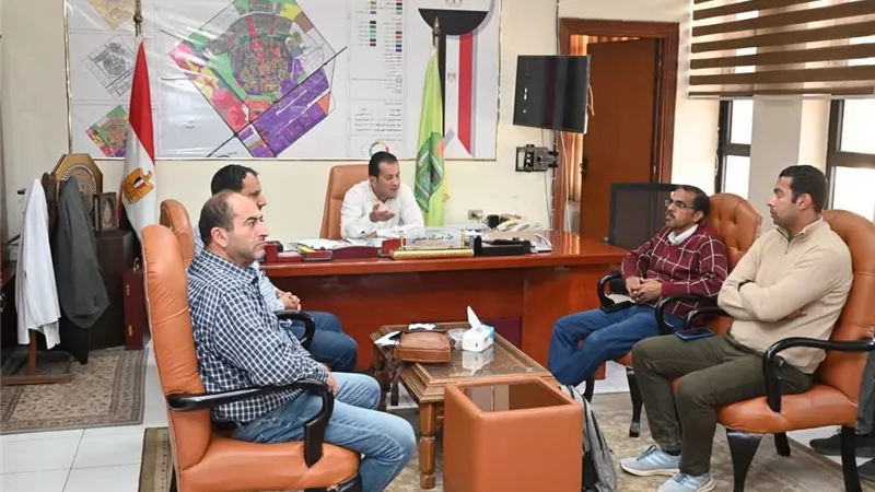 رئيس جهاز العاشر يوجه بتكثيف أعمال رصف الطرق فورًا