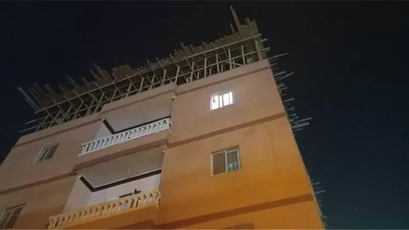 جهاز بدر يزيل دور سكنى ويصادر معدة خرسانة ويحول المالك للنيابة.. صور
