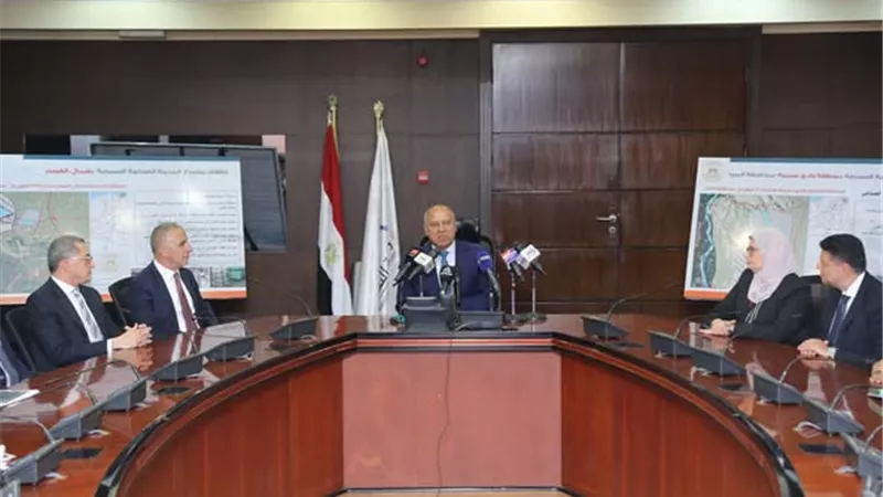 الوزير: إقامة المدينتين النسيجيتين من خلال نظام المطور الصناعي