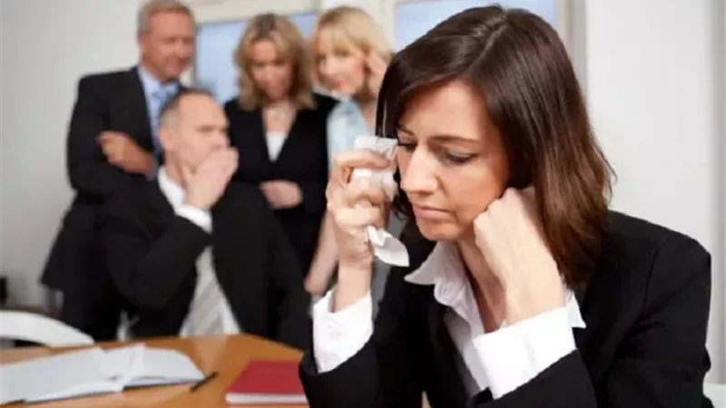 هل تتعرض للتنمر في العمل؟ إليك أفضل طرق المواجهة!