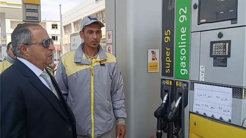 محافظ بورسعيد يتابع ميدانيا انتظام العمل بمحطات الوقود