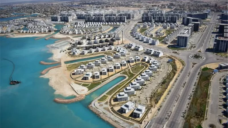 «مدبولي» يسأل عن موقف تسليم الوحدات بالعلمين الجديدة ووزير الإسكان يجيب