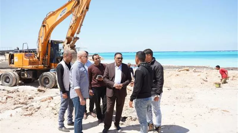 شعيب يتفقد أعمال تطوير كورنيش مدينة مرسي مطروح