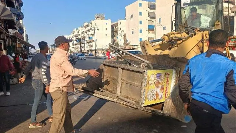 ازالة الإشغالات ومنع التعدي علي حرم الطريق بضواحي بورسعيد