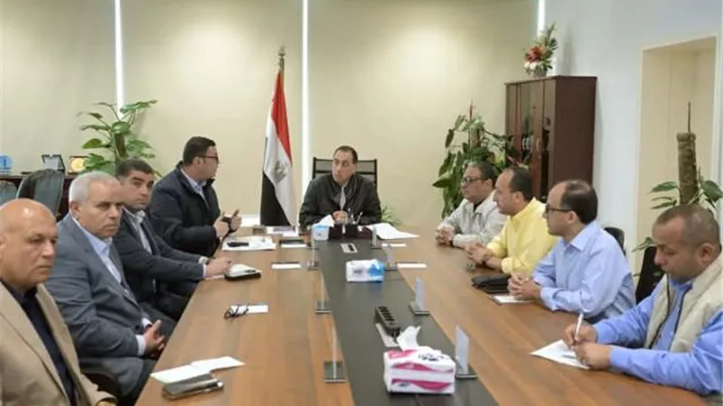 رئيس الوزراء يستعرض موقف تنفيذ المشروعات التنموية بالعلمين الجديد
