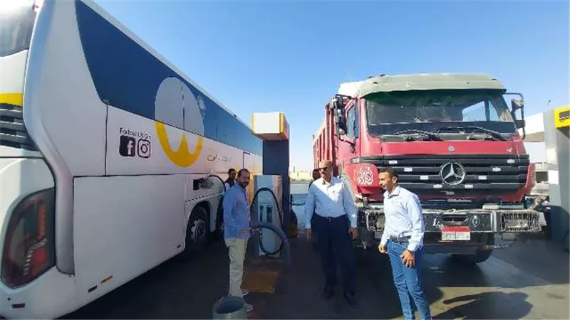 وكيل وزارة التموين بالبحر الاحمر يتابع العمل داخل محطات الوقود