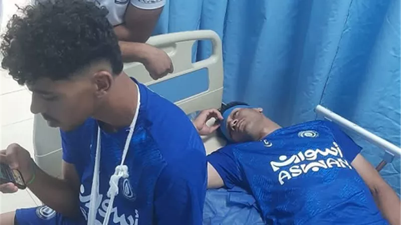 اسوان يطمأن علي المصابين في التدريبات استعدادا لمواجهةمنتخبالسويس