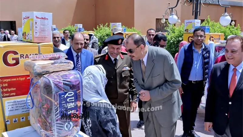 توزيع أجهزة العرائس وتسليم 25 جهازًا للفتيات الأولى بالرعاية