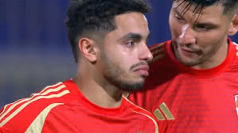 كريم الدبيس يُغادر مباراة الأهلي وبيراميدز للإصابة
