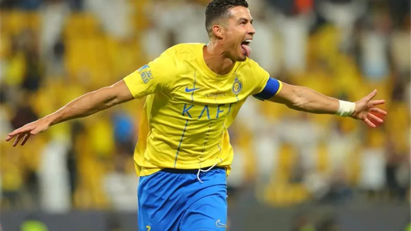 رونالدو يسجل هدفا عالميا ويمنح النصر التقدم ضد الرياض .. شاهد