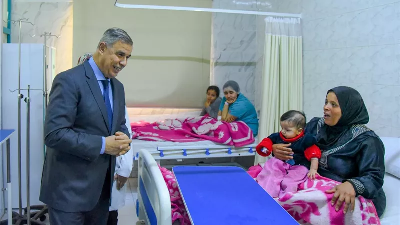 محافظ الاسكندرية يطمئن على الاطفال الناجين من حادث انهيارعقار