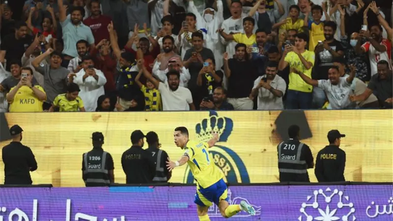 رونالدو يسجل ثنائية ويقود النصر للفوز على الرياض بالدوري السعودي
