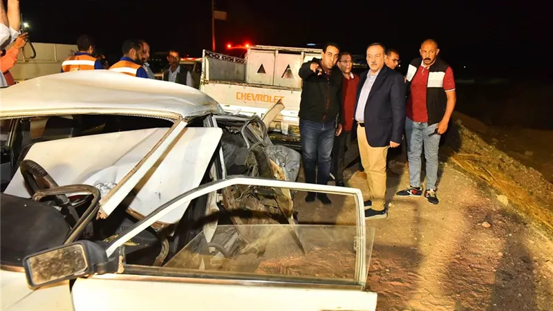 محافظ أسيوط يتفقد موقع حادث تصادم على طريق عرب العوامر بنطاق مركز