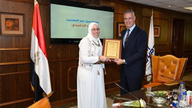 الطيار أحمد عادل يهديها درع الشركة لإخلاصها فى العمل