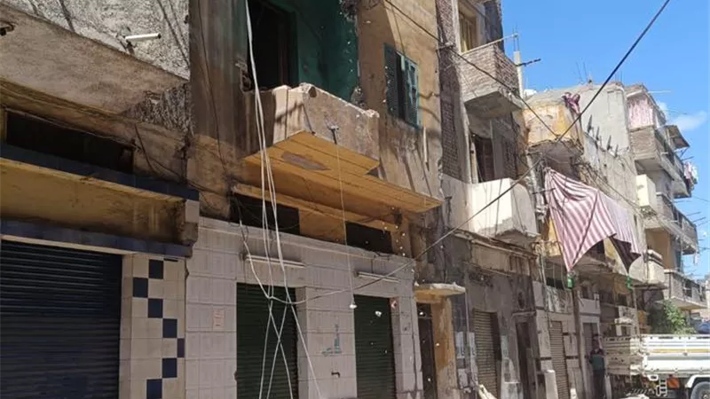ازالة الخطوره الداهمه من 4عقارات بغرب الاسكندرية حماية للمواطنين