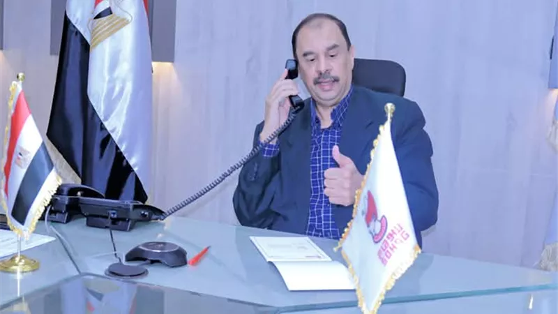 محافظ سوهاج يرد بنفسه على اتصالات وشكاوى المواطنين الخاصة