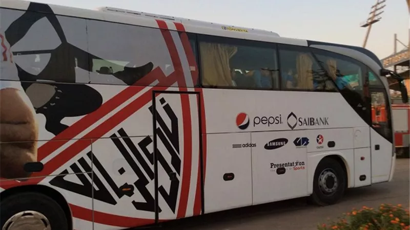 حافلة الزمالك تصل ملعب المباراة استعدادا لمواجهة حرس الحدود