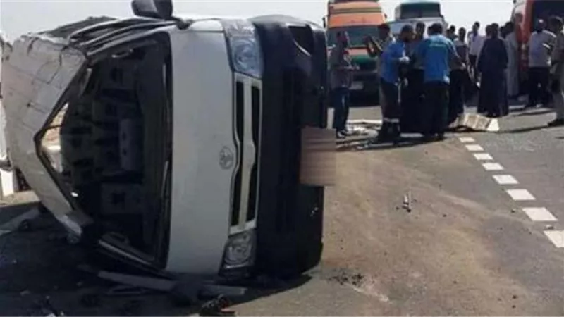 إصابة 6 إثر انقلاب ميكروباص بطريق الواحات