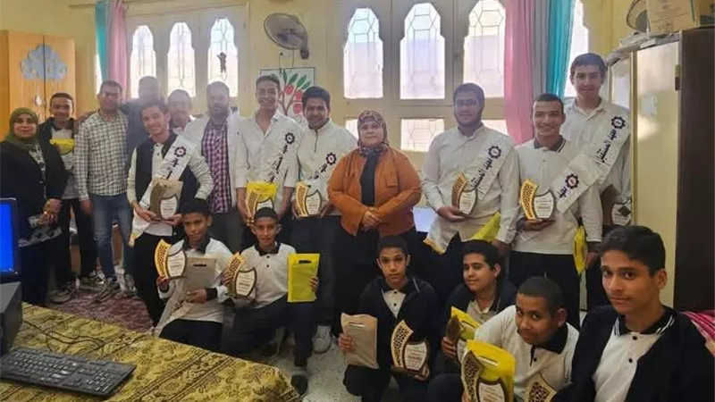 الوكيل الثقافي لمنطقةالسويس الأزهرية تكرم طلاب معهدالمستقبل