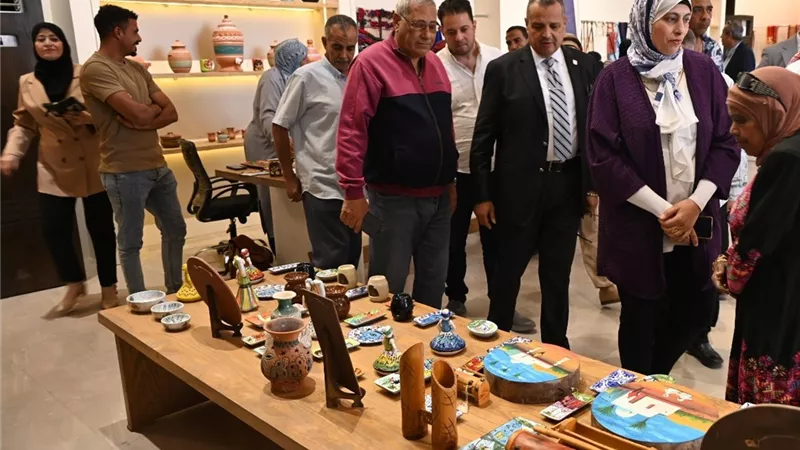 محافظ جنوب سيناء يتفقد قرية التراث البدوي ويشيد بجهود العارضات