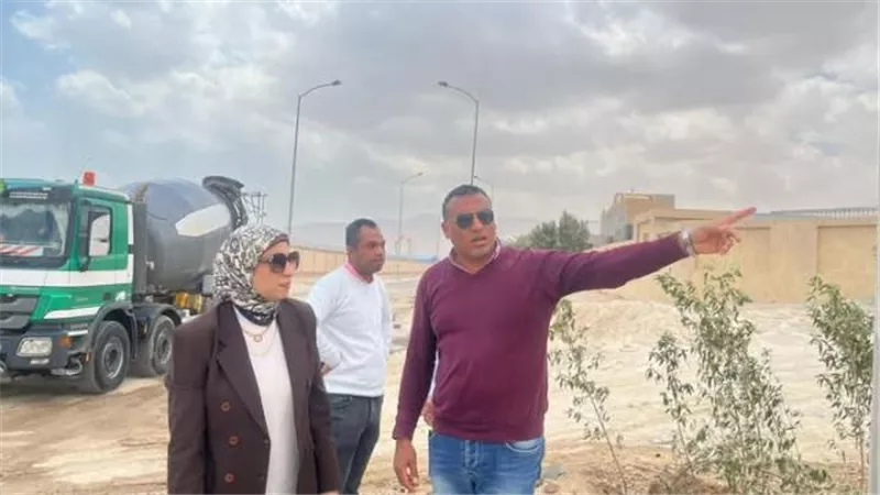 متابعةالنظافة وتطوير الطرق بالحى الصناعى بالسويس الجديدة