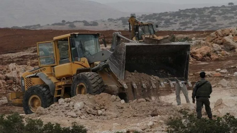 مستوطنون ينفذون أعمالا تخريبية ويجرفون الأراضي الزراعية بقرى فلسطينية