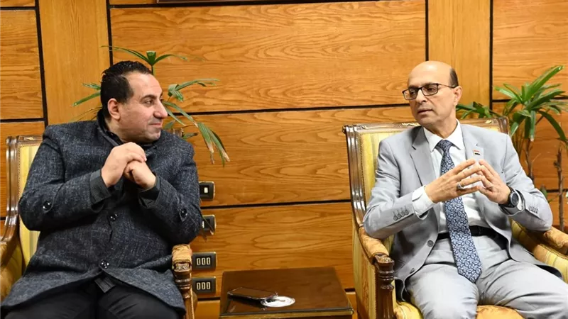 رئيس جامعة أسيوط يستقبل الناقد السينمائي عماد يسري