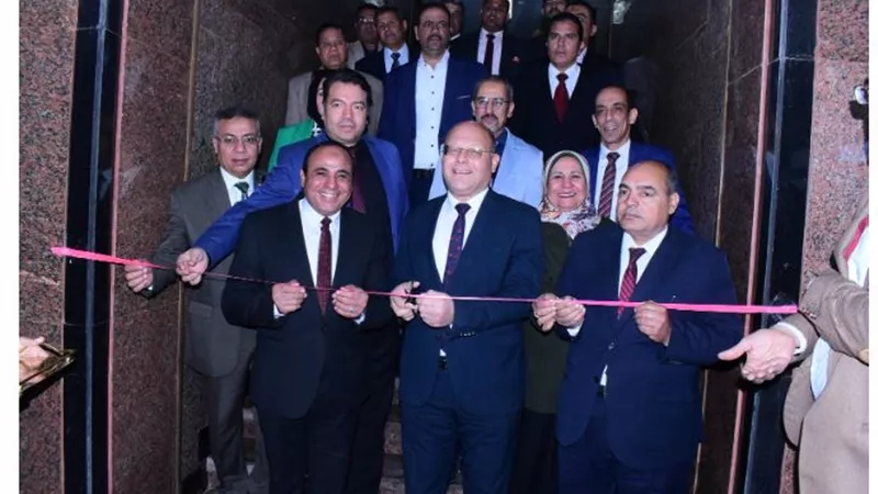 رئيس جامعة سوهاج يتفقد معرضا لمنتجات صديقة للبيئة