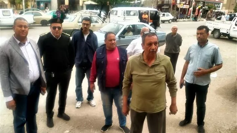 جهاز مدينة 15 مايو يغلق 5 محلات بالتعاون مع شرطة التعمير.. صور