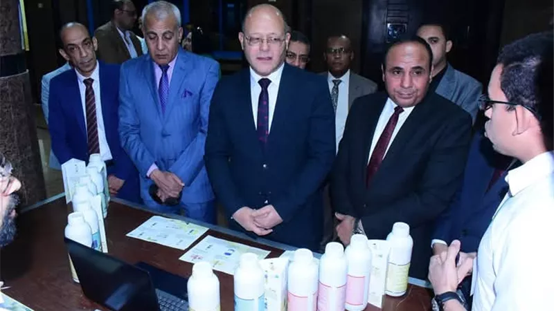 رئيس جامعة سوهاج يتفقد معرض المنتجات صديقة البيئة