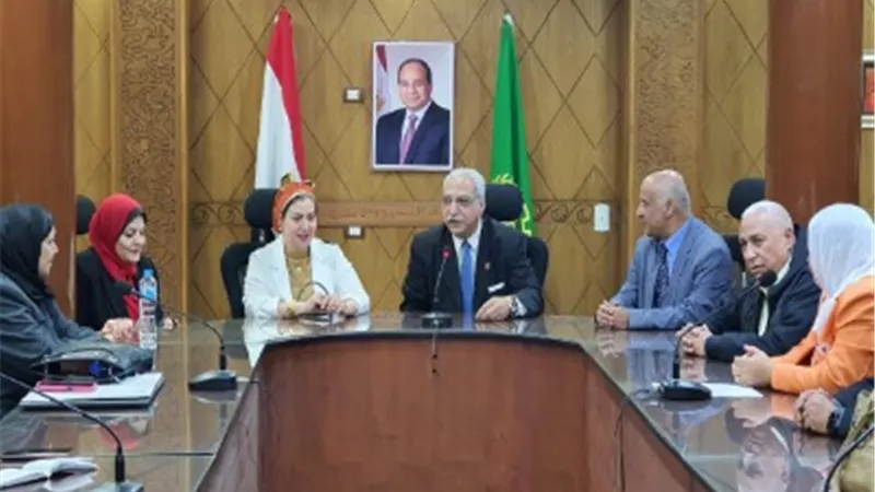 مدير تعليم القليوبية يناقش تعليمات 