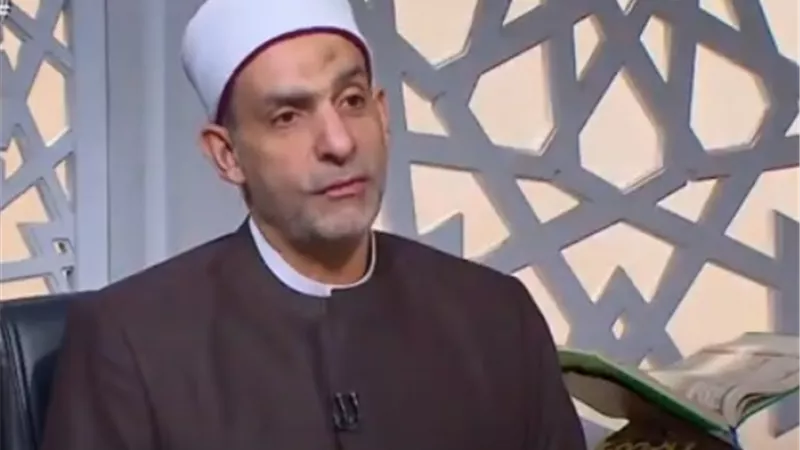 ما حكم الصلاة وراء إمام يُخطئ في الفاتحة؟.. أمين الفتوى يُجيب